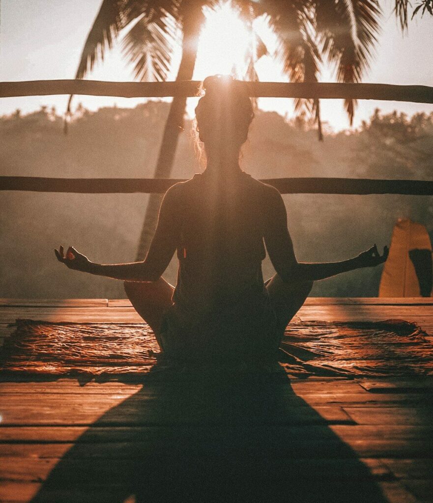 femme pratiquant le yoga et la méditation